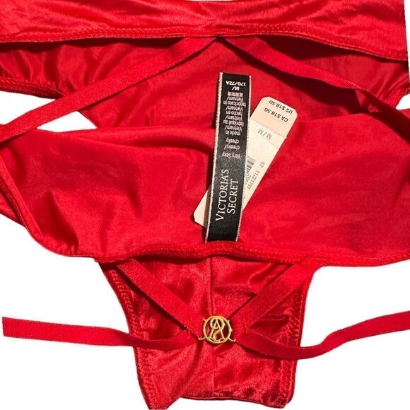 Victoria's Secret VERY SEXY
So Obsessed Strappy Cheeky Panty Medium Lips… - Picture 5 of 15